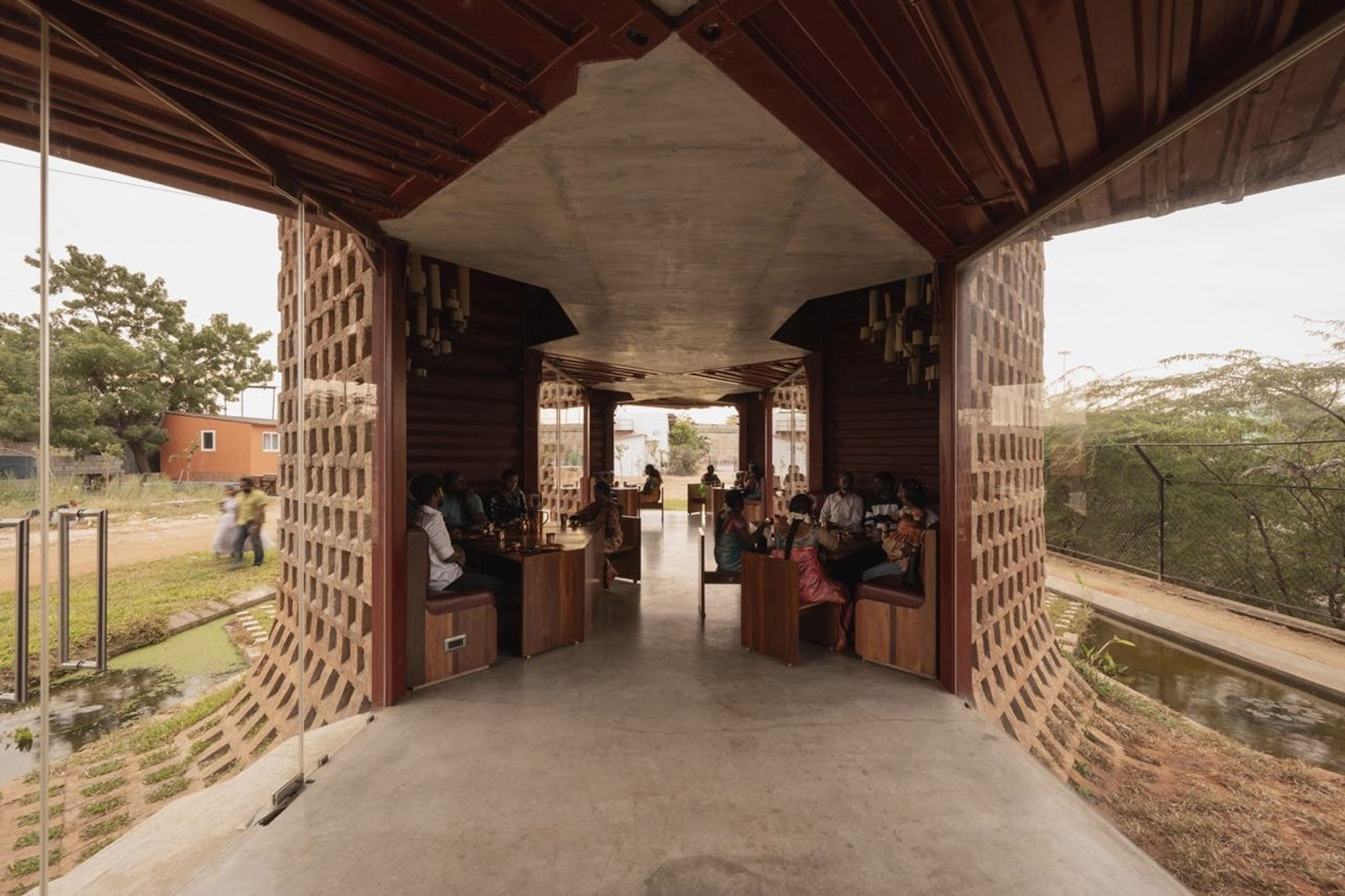 〈Petti Restaurant〉ウォールメーカーズ（WALLMAKERS）