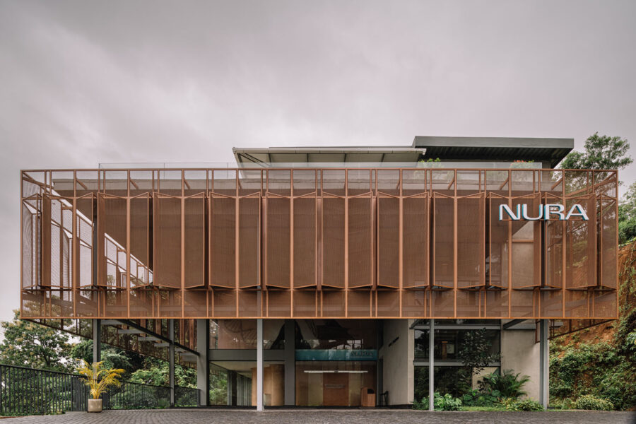 既存校舎を活用したバイオフィリックな医療施設〈NURA〉Stapati、インド