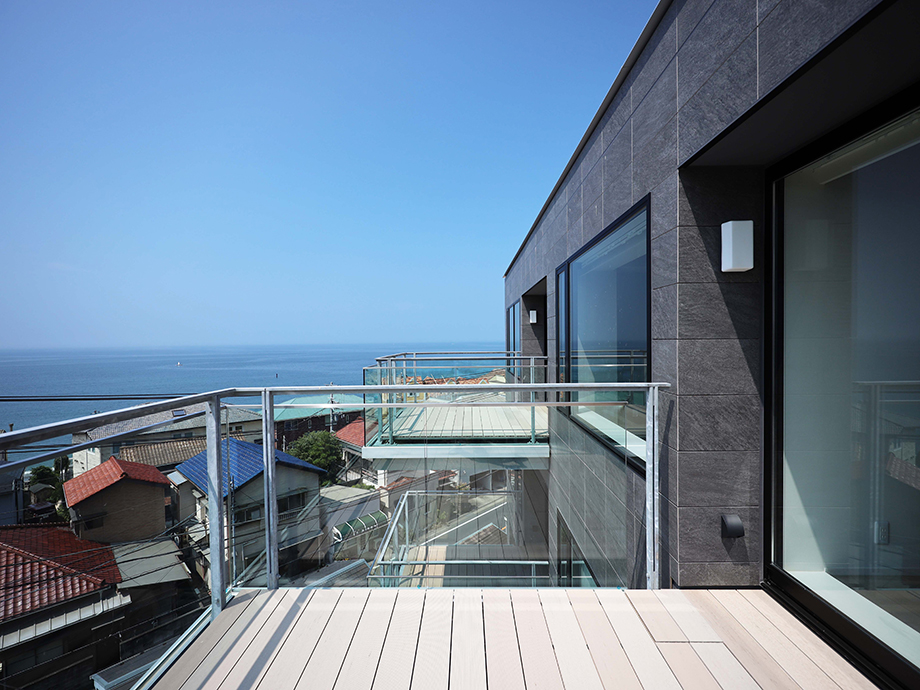 〈秋谷海岸のリゾートマンション〉Photo: 陶器二三雄建築研究所