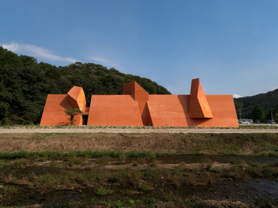 架空の物語から紡ぐ幾何学ボリュームの韓国のカフェ〈Monologue _ 時を歩む者の独⽩〉SOSOKKI ANAC
