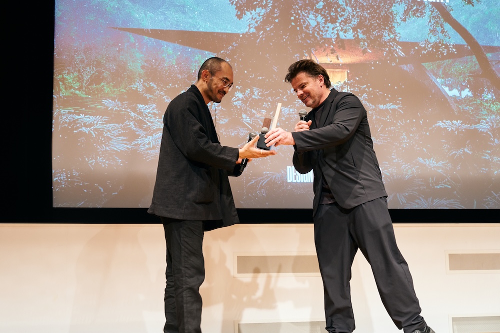 Bjarke Ingels氏からトロフィーを授与されるSteven Chu氏