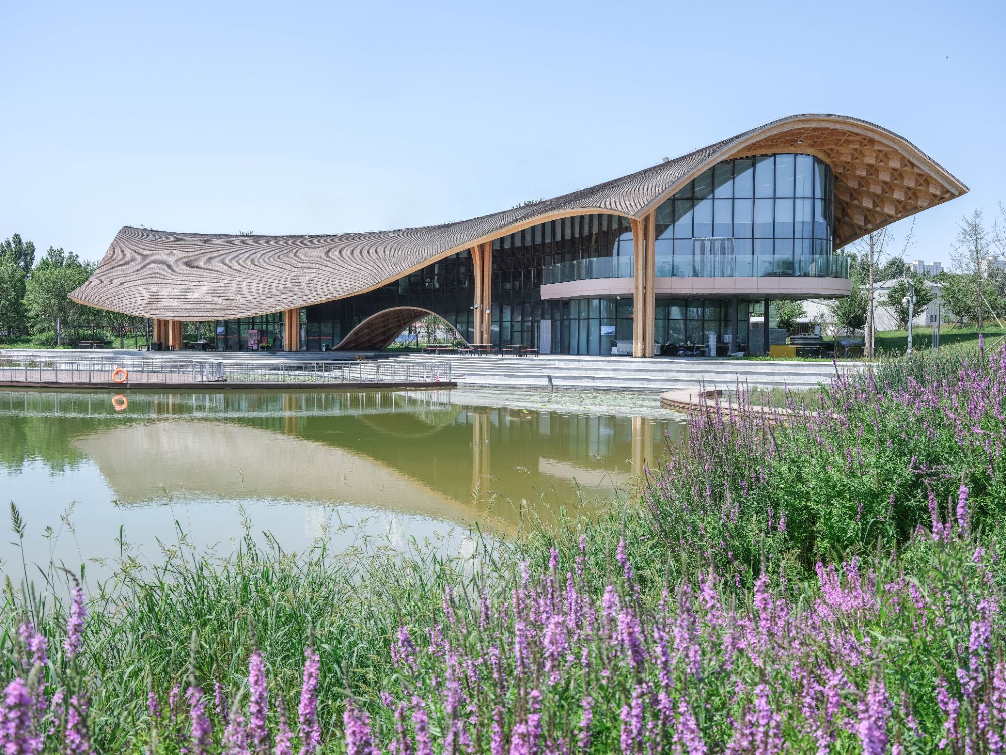 〈レイクサイド・レストラン（Lakeside Restaurant）〉SUPアトリエ（SUP Atelier）