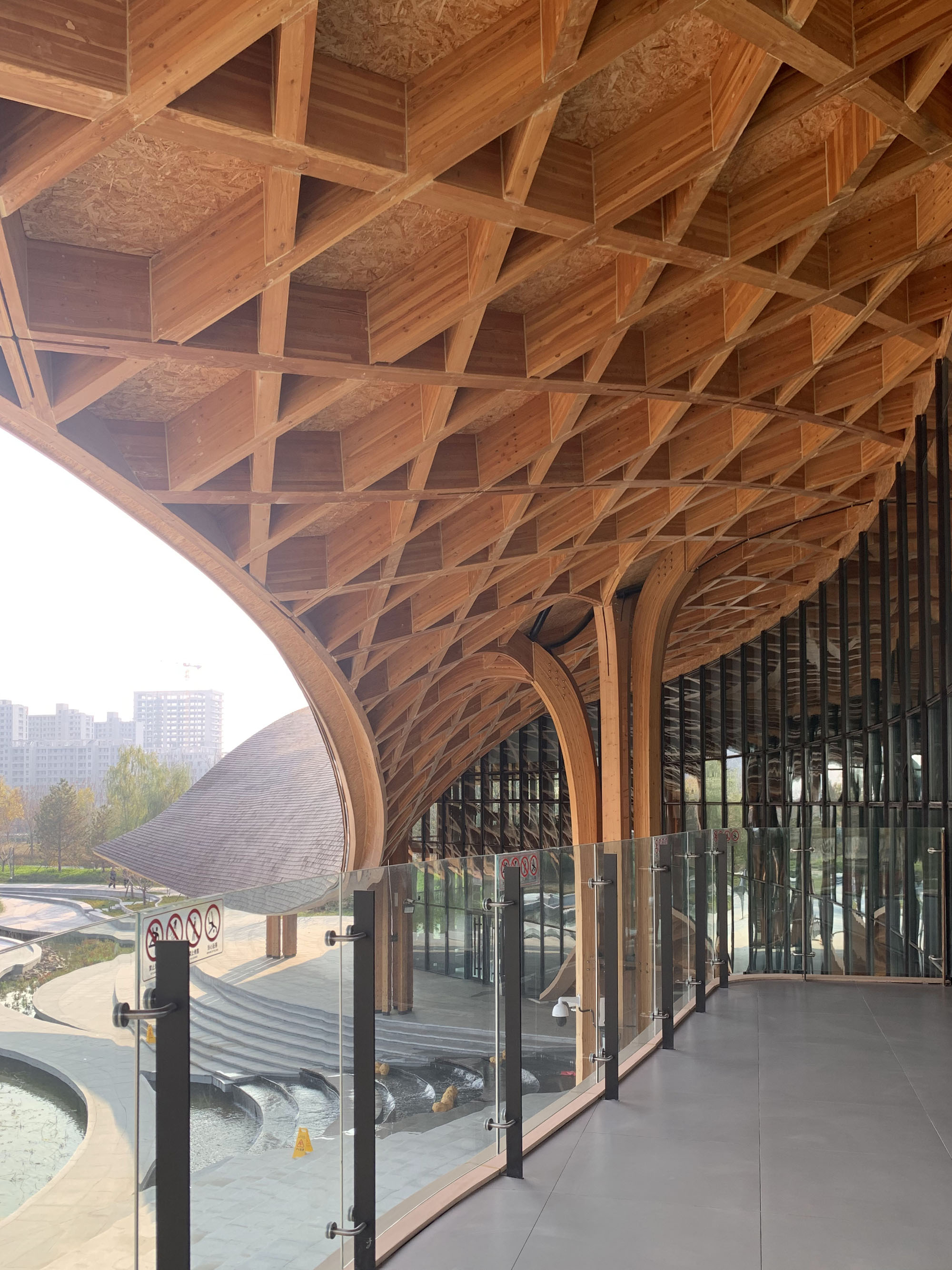 〈レイクサイド・レストラン（Lakeside Restaurant）〉SUPアトリエ（SUP Atelier）