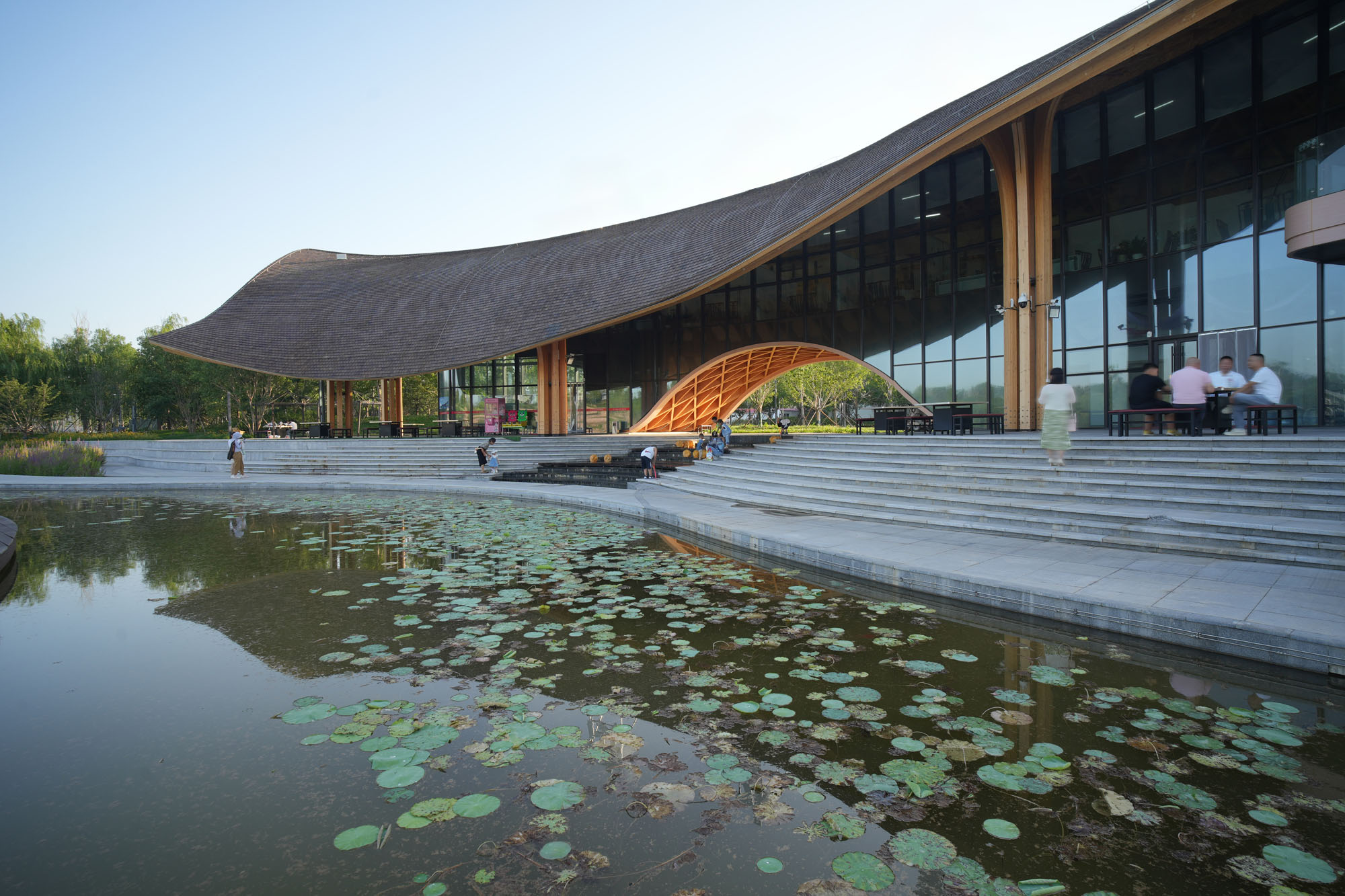 〈レイクサイド・レストラン（Lakeside Restaurant）〉SUPアトリエ（SUP Atelier）