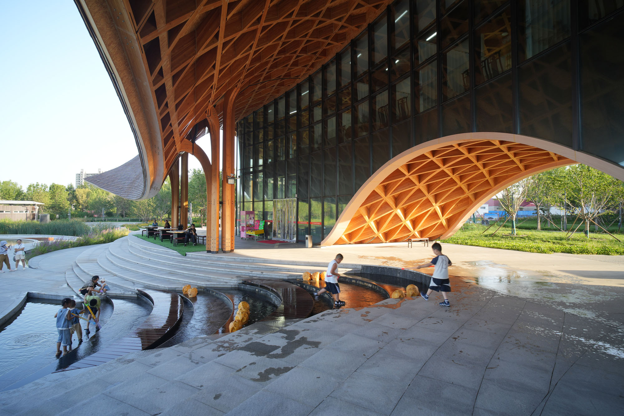 〈レイクサイド・レストラン（Lakeside Restaurant）〉SUPアトリエ（SUP Atelier）