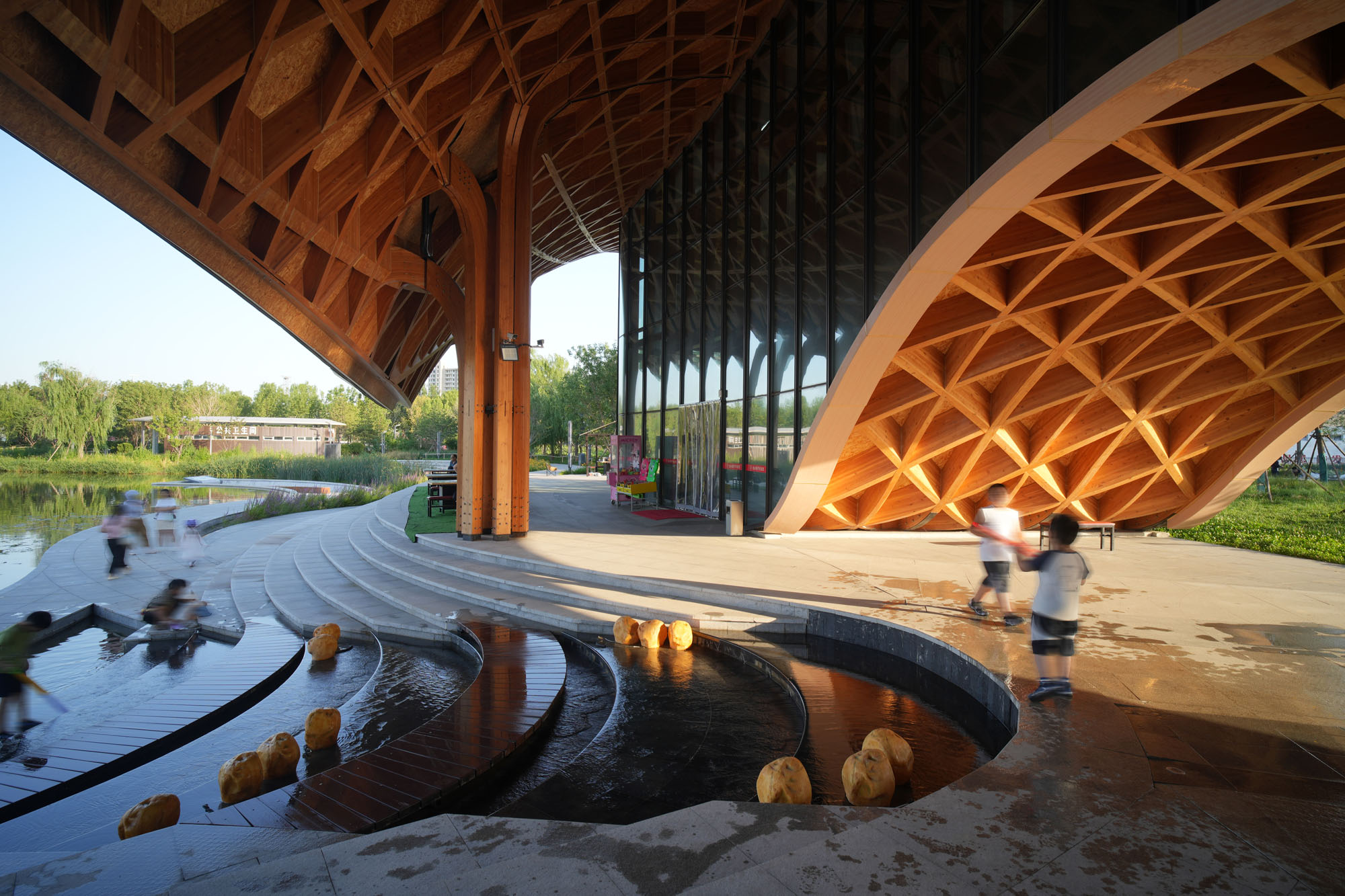 〈レイクサイド・レストラン（Lakeside Restaurant）〉SUPアトリエ（SUP Atelier）