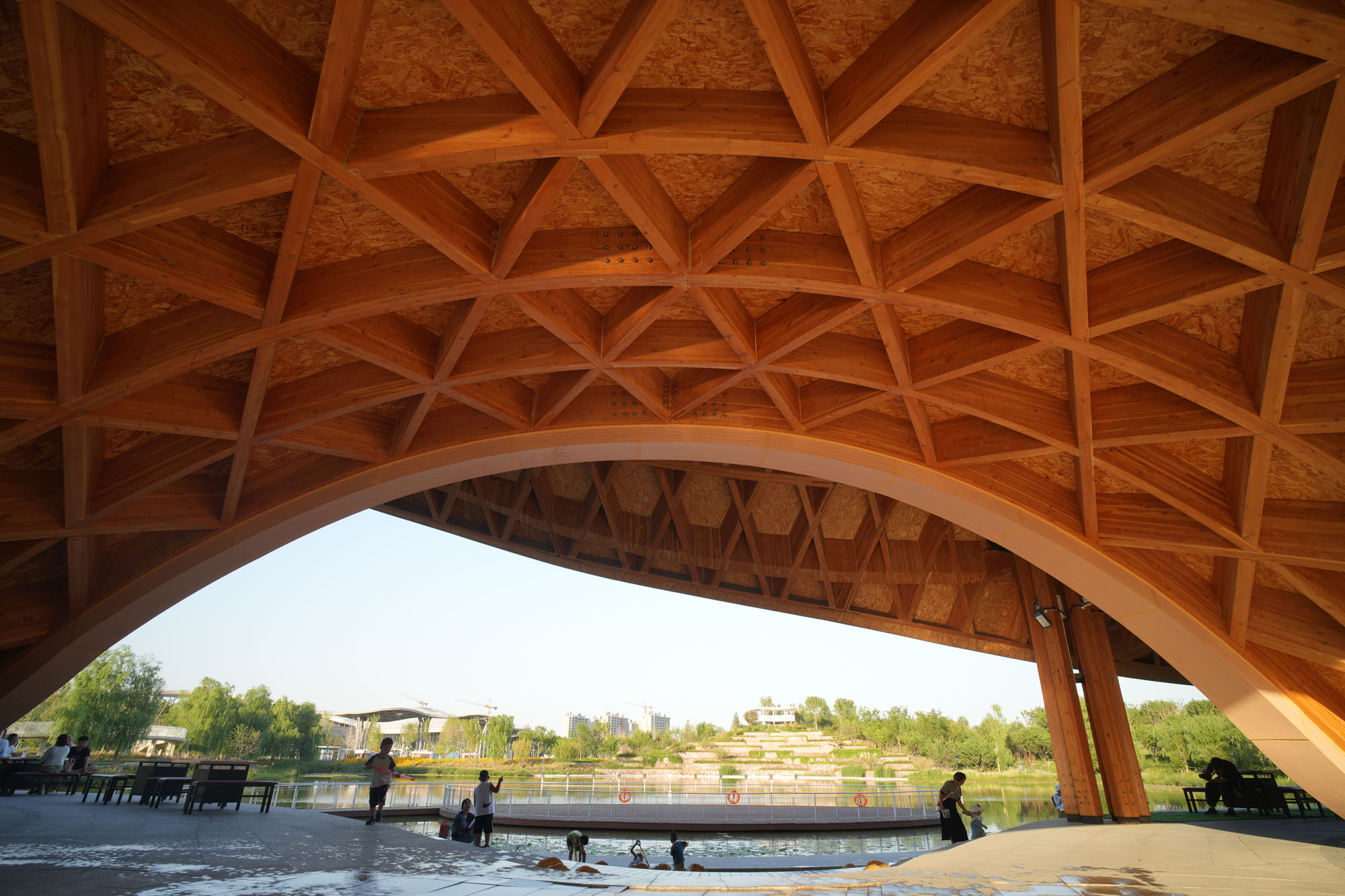 〈レイクサイド・レストラン（Lakeside Restaurant）〉SUPアトリエ（SUP Atelier）