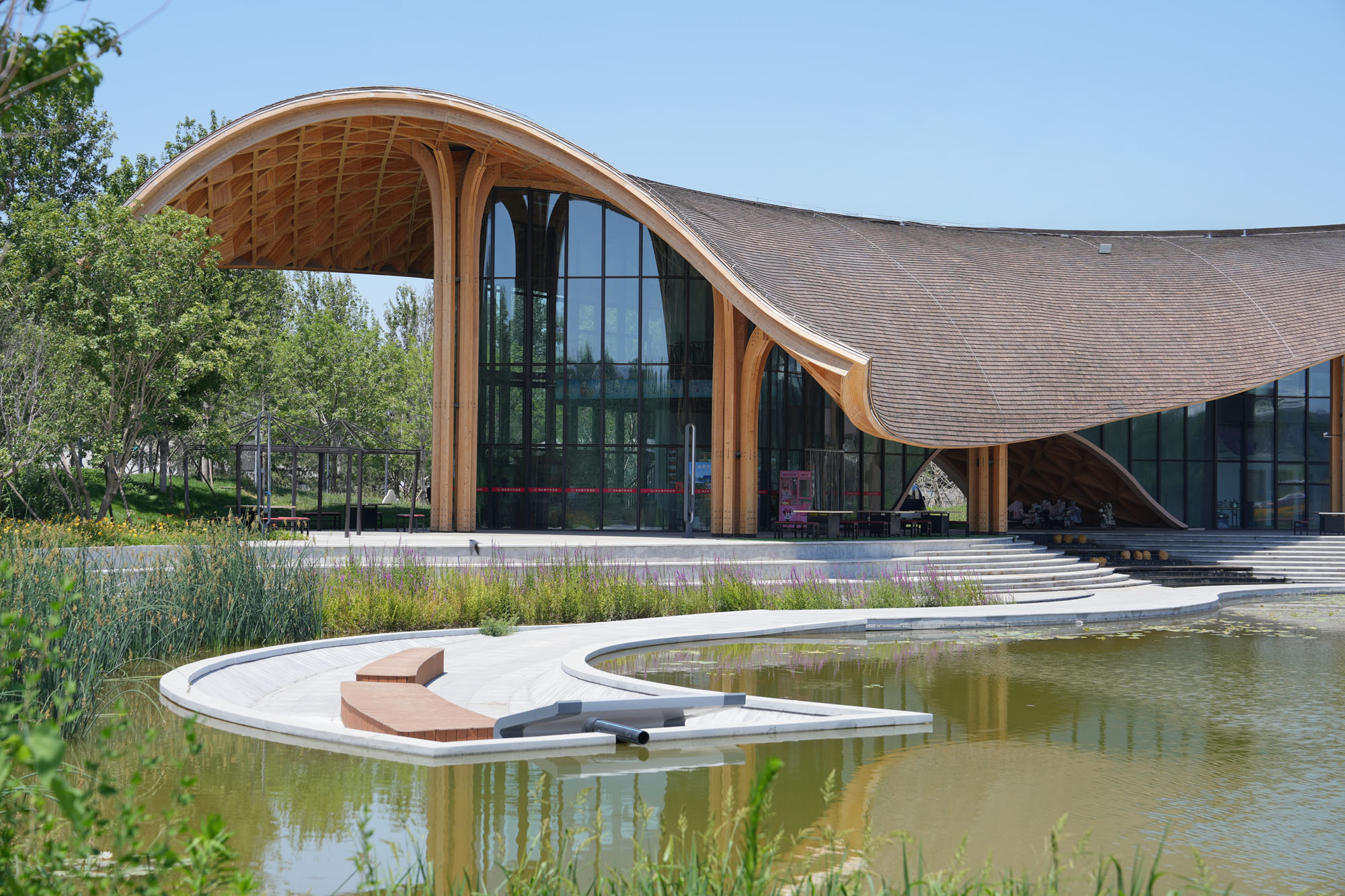 〈レイクサイド・レストラン（Lakeside Restaurant）〉SUPアトリエ（SUP Atelier）