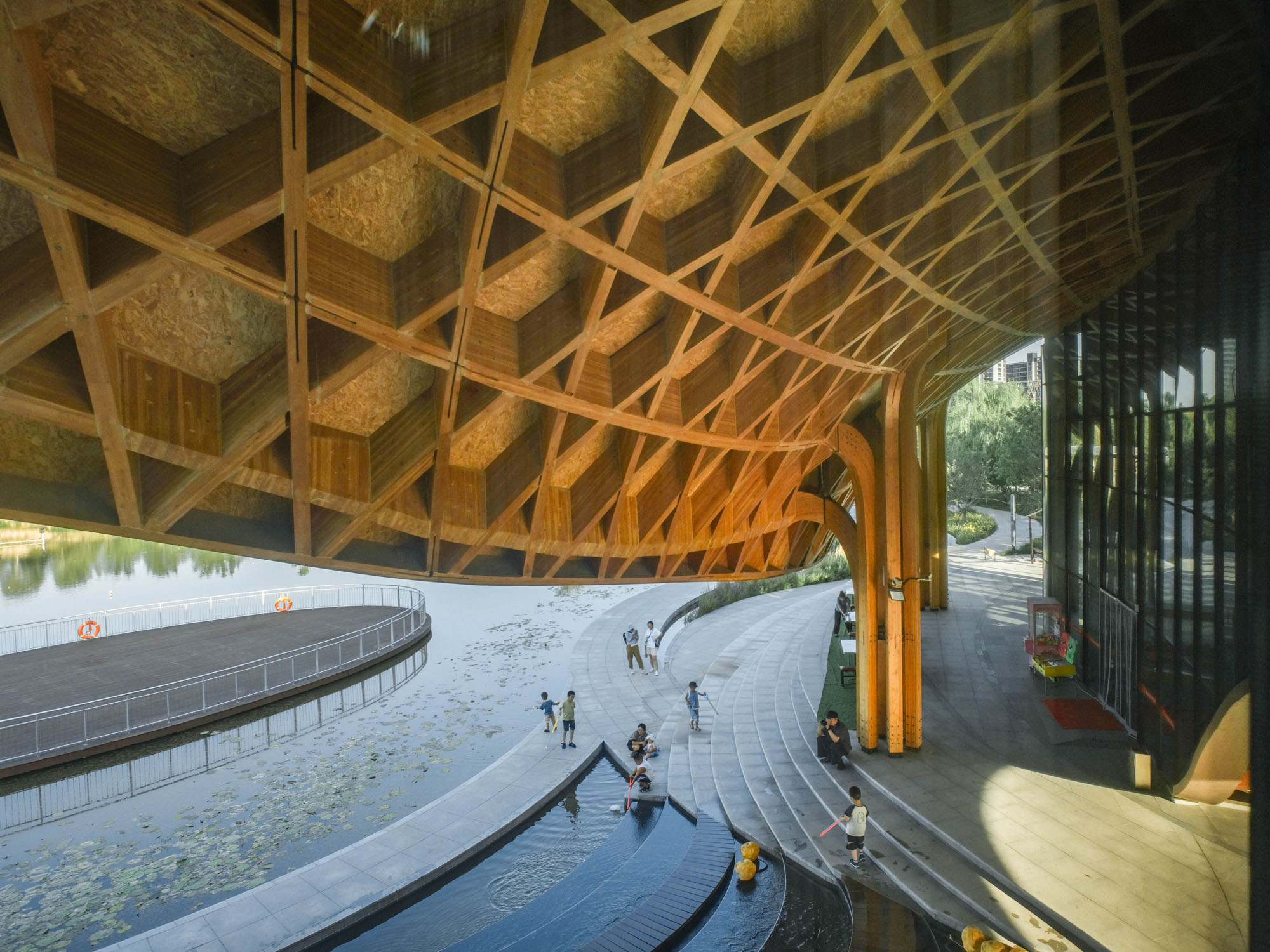 〈レイクサイド・レストラン（Lakeside Restaurant）〉SUPアトリエ（SUP Atelier）