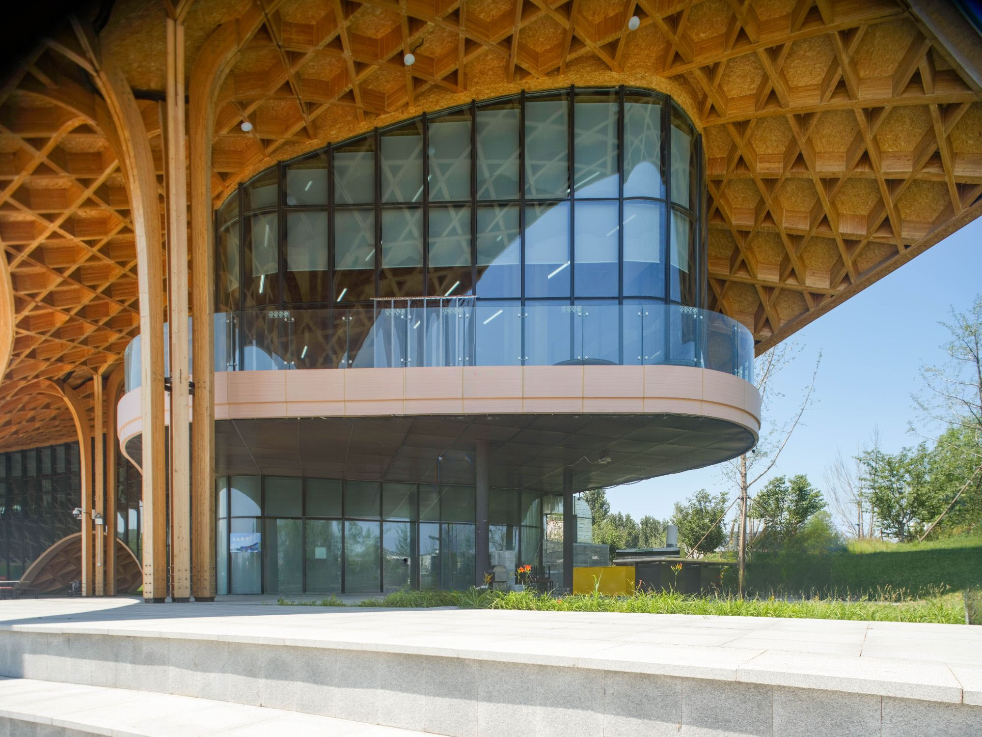 〈レイクサイド・レストラン（Lakeside Restaurant）〉SUPアトリエ（SUP Atelier）