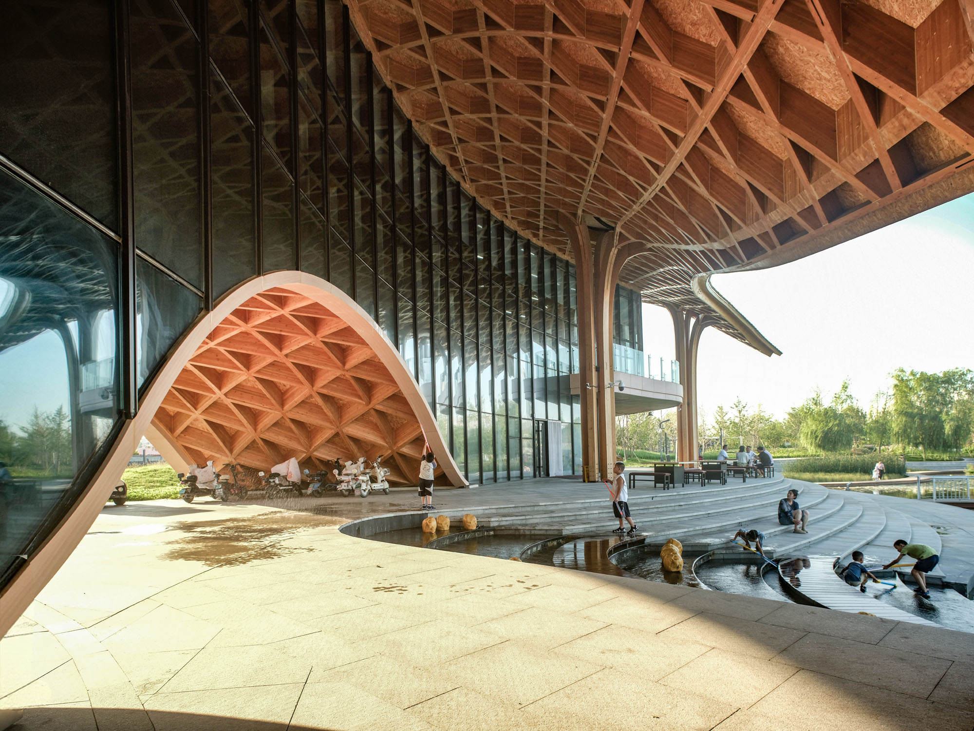 〈レイクサイド・レストラン（Lakeside Restaurant）〉SUPアトリエ（SUP Atelier）