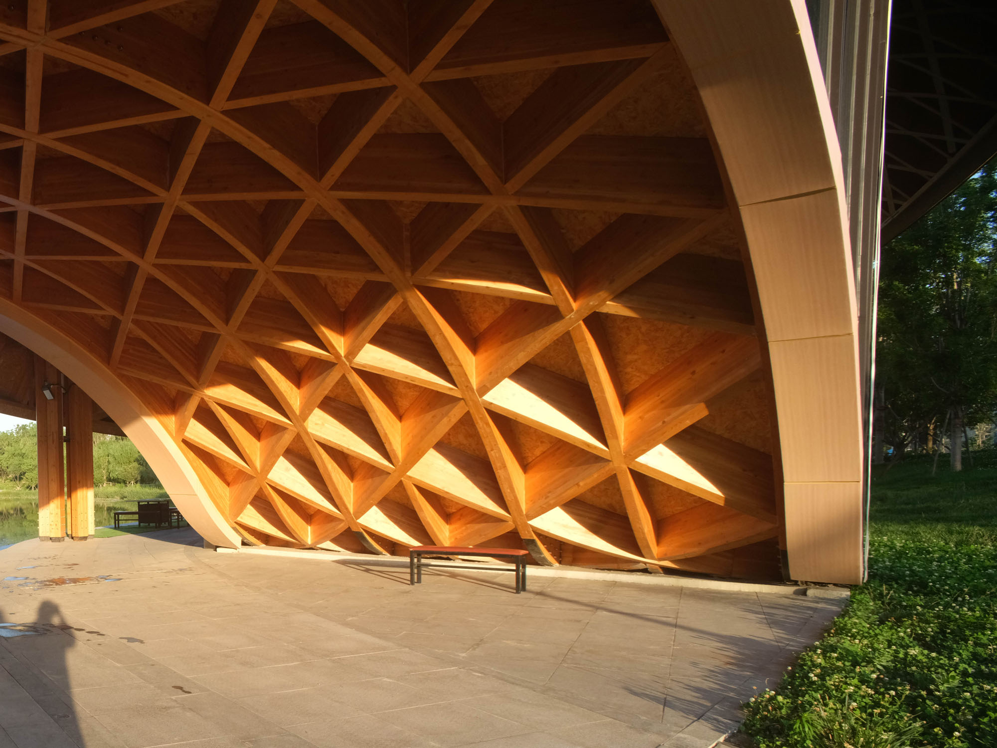 〈レイクサイド・レストラン（Lakeside Restaurant）〉SUPアトリエ（SUP Atelier）