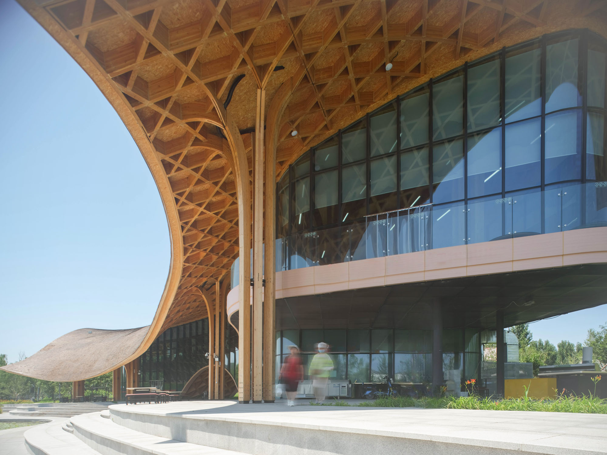 〈レイクサイド・レストラン（Lakeside Restaurant）〉SUPアトリエ（SUP Atelier）