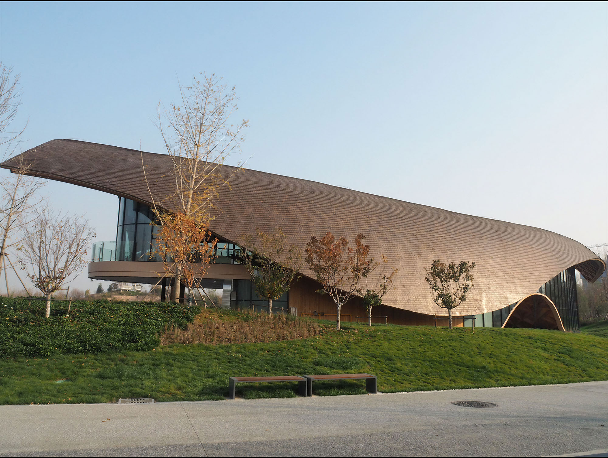 〈レイクサイド・レストラン（Lakeside Restaurant）〉SUPアトリエ（SUP Atelier）