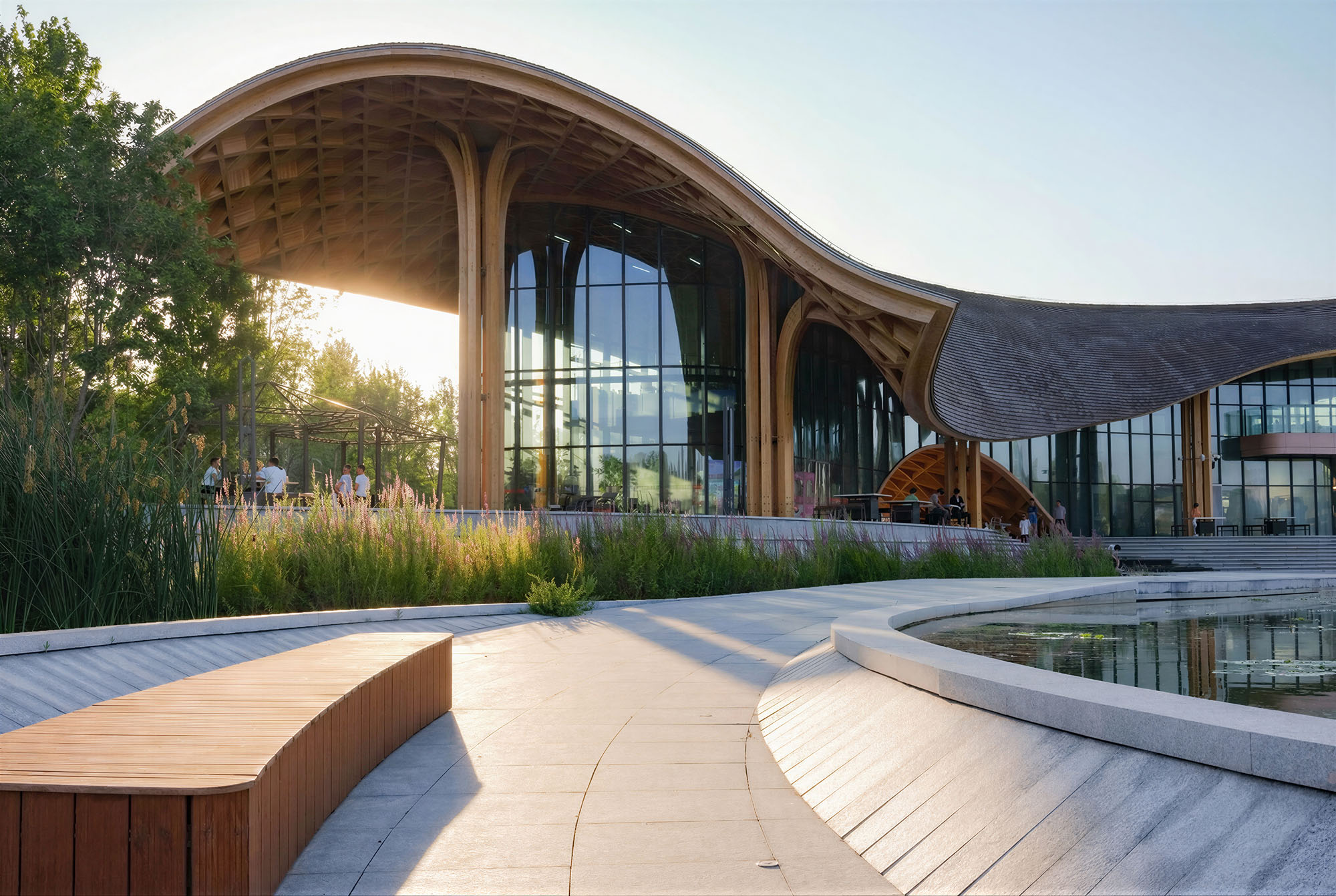 〈レイクサイド・レストラン（Lakeside Restaurant）〉SUPアトリエ（SUP Atelier）