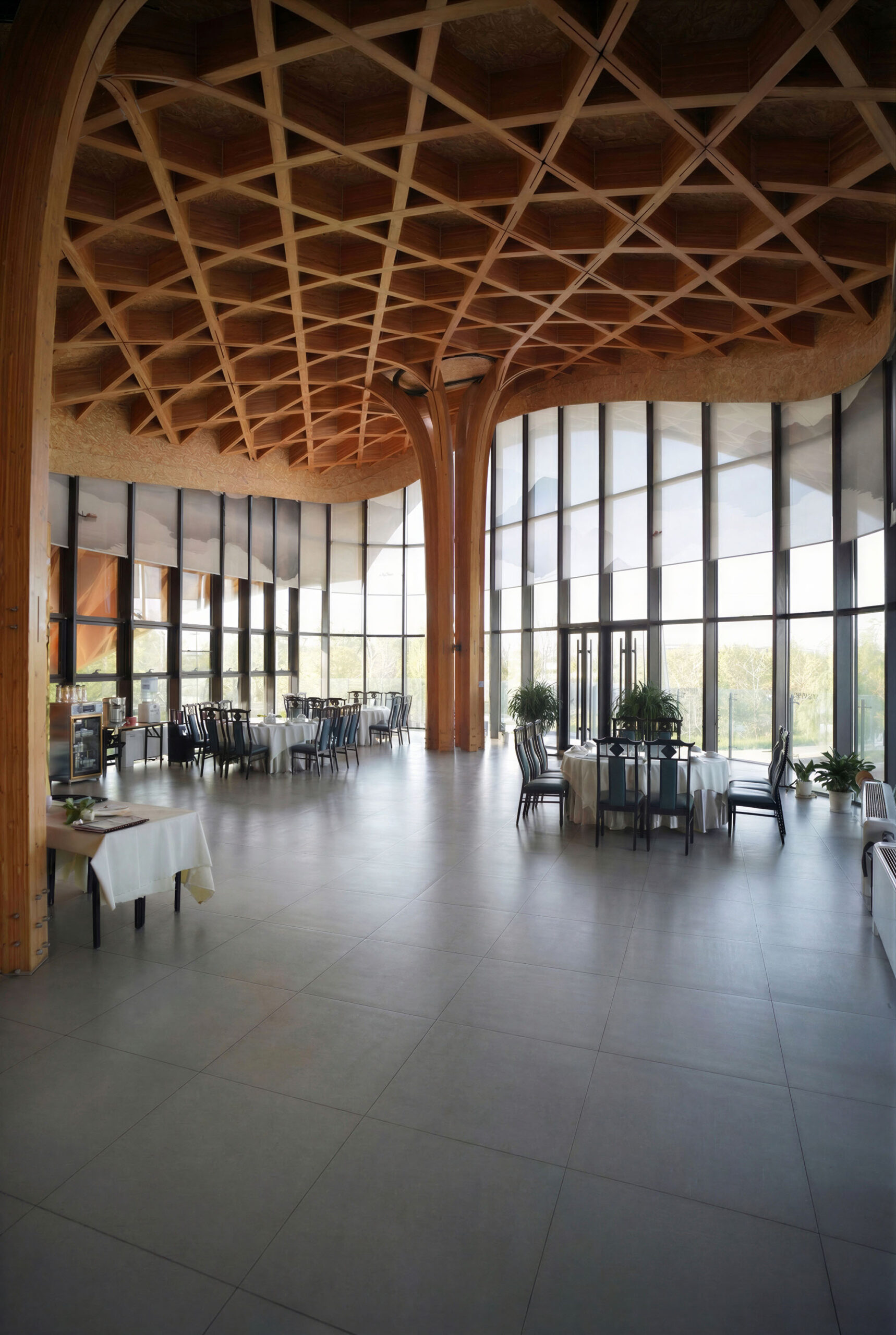 〈レイクサイド・レストラン（Lakeside Restaurant）〉SUPアトリエ（SUP Atelier）