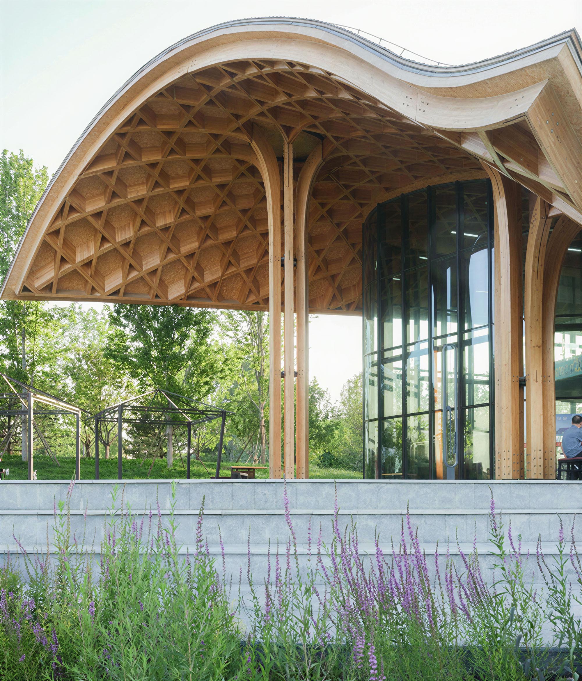 〈レイクサイド・レストラン（Lakeside Restaurant）〉SUPアトリエ（SUP Atelier）