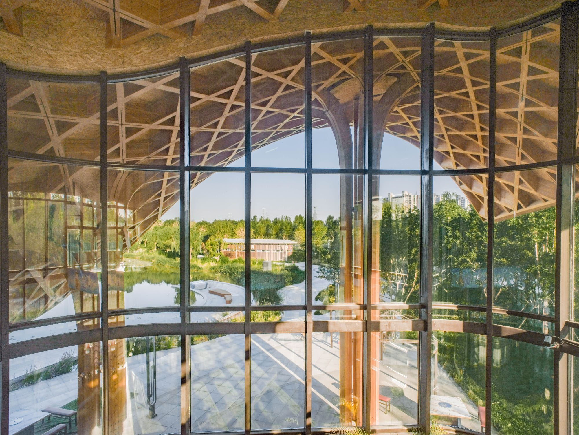 〈レイクサイド・レストラン（Lakeside Restaurant）〉SUPアトリエ（SUP Atelier）