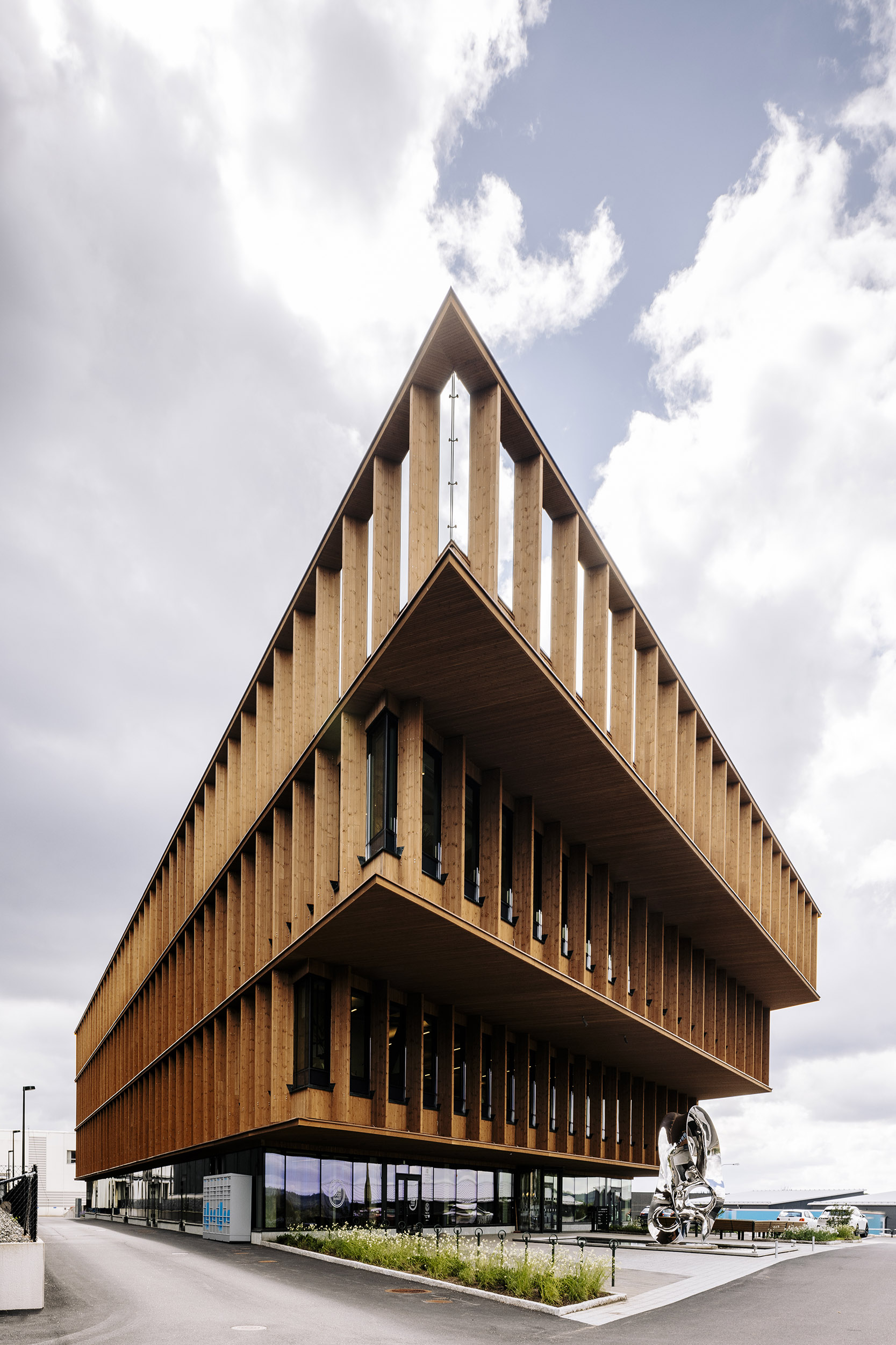 〈ヴィアレッド・センター(Viared Center)〉Wingårdhs