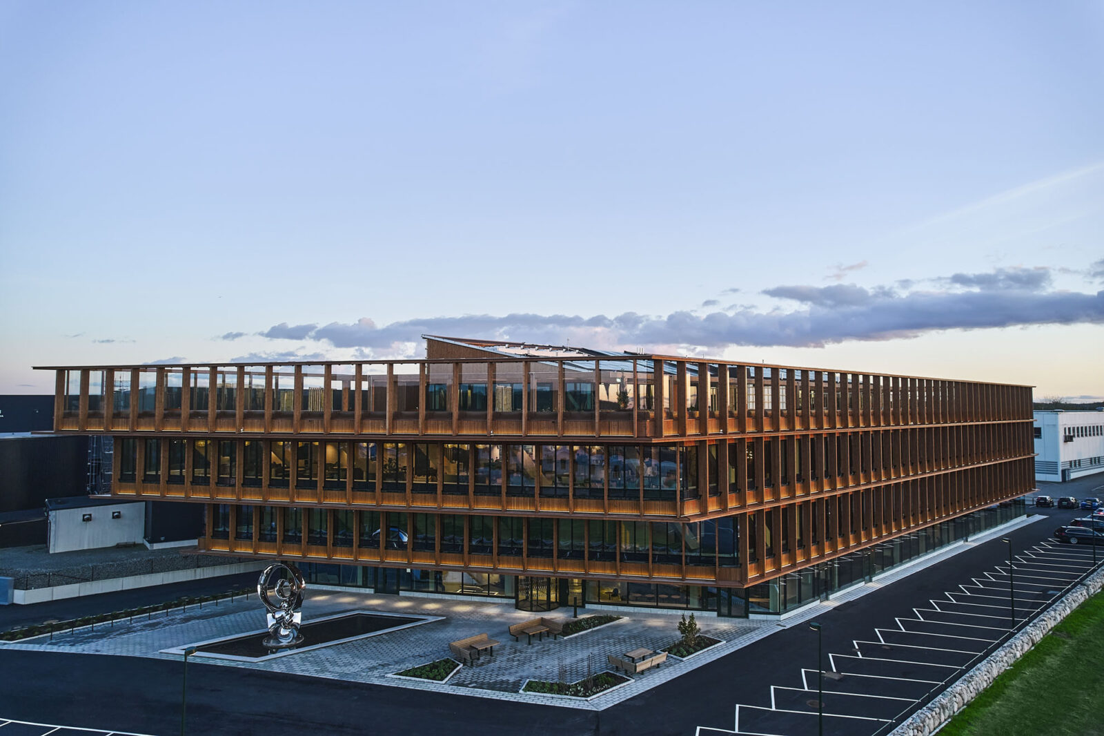 緑と水が空間を彩る、木造×バイオフィリックの複合オフィス〈ヴィアレッド・センター〉Wingårdhs, スウェーデン