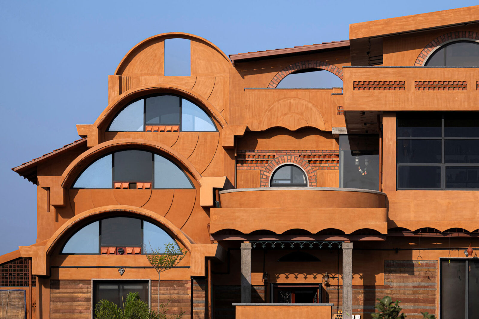 土と廃棄物でつくるエアコン不要のラグジュアリー住宅〈オーヴァ・イラム〉インド、Iki Builds