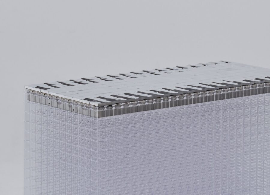 職人の手仕事とデジタル技術の融合で、金属に「柔らかな気配」を宿す　ダイカンが描く「メタルの変容と流動性」