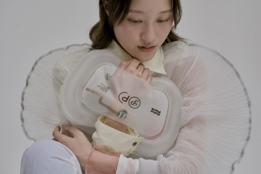 自分の心拍に触れ「内なる静寂」を見つめる　コネルが提示する、心身を整える「セルフ・カーム」のためのウェアラブルバッグ