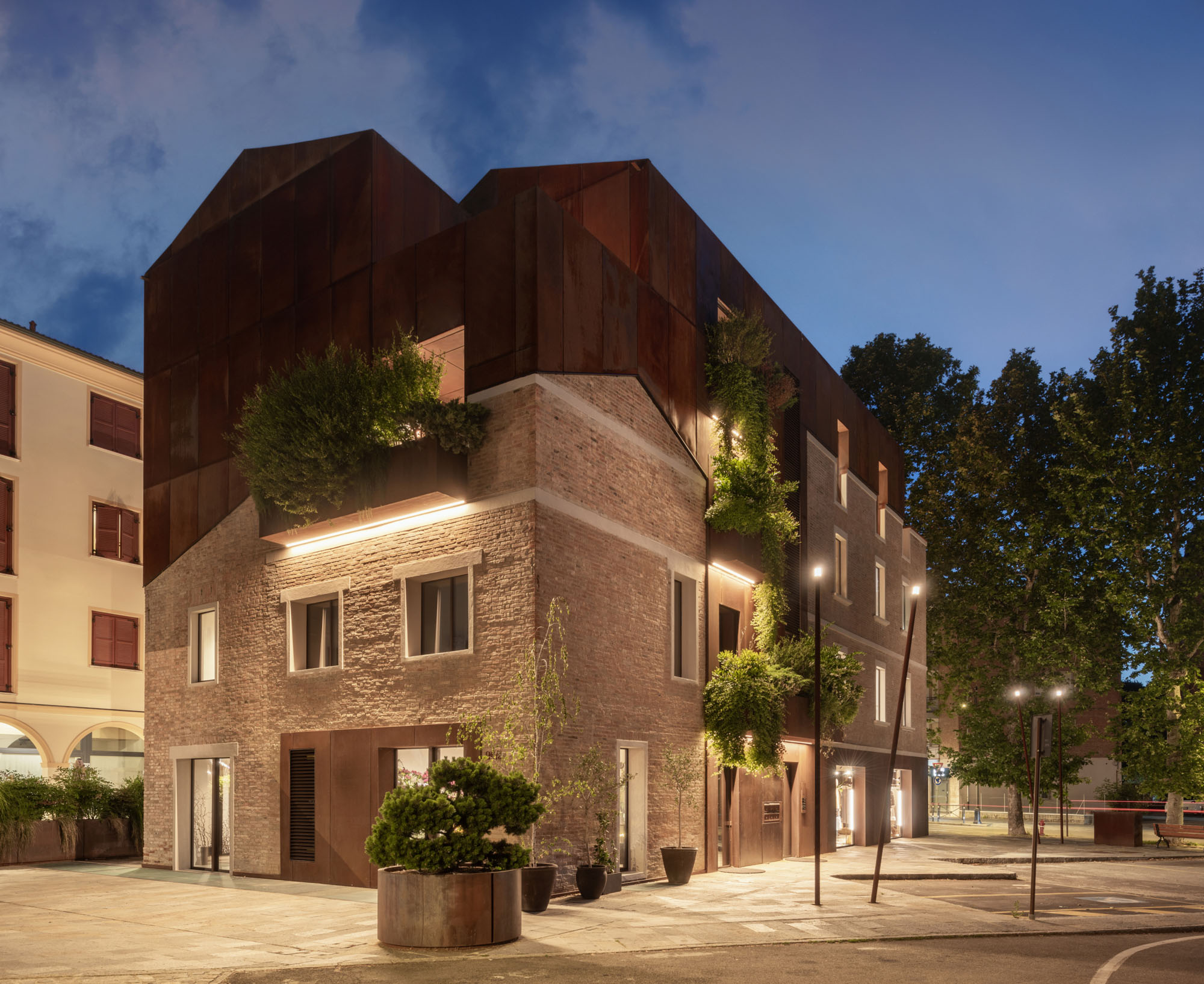 〈EVコンセプトストア（EV Concept Store）〉AMBIENTEVARIO