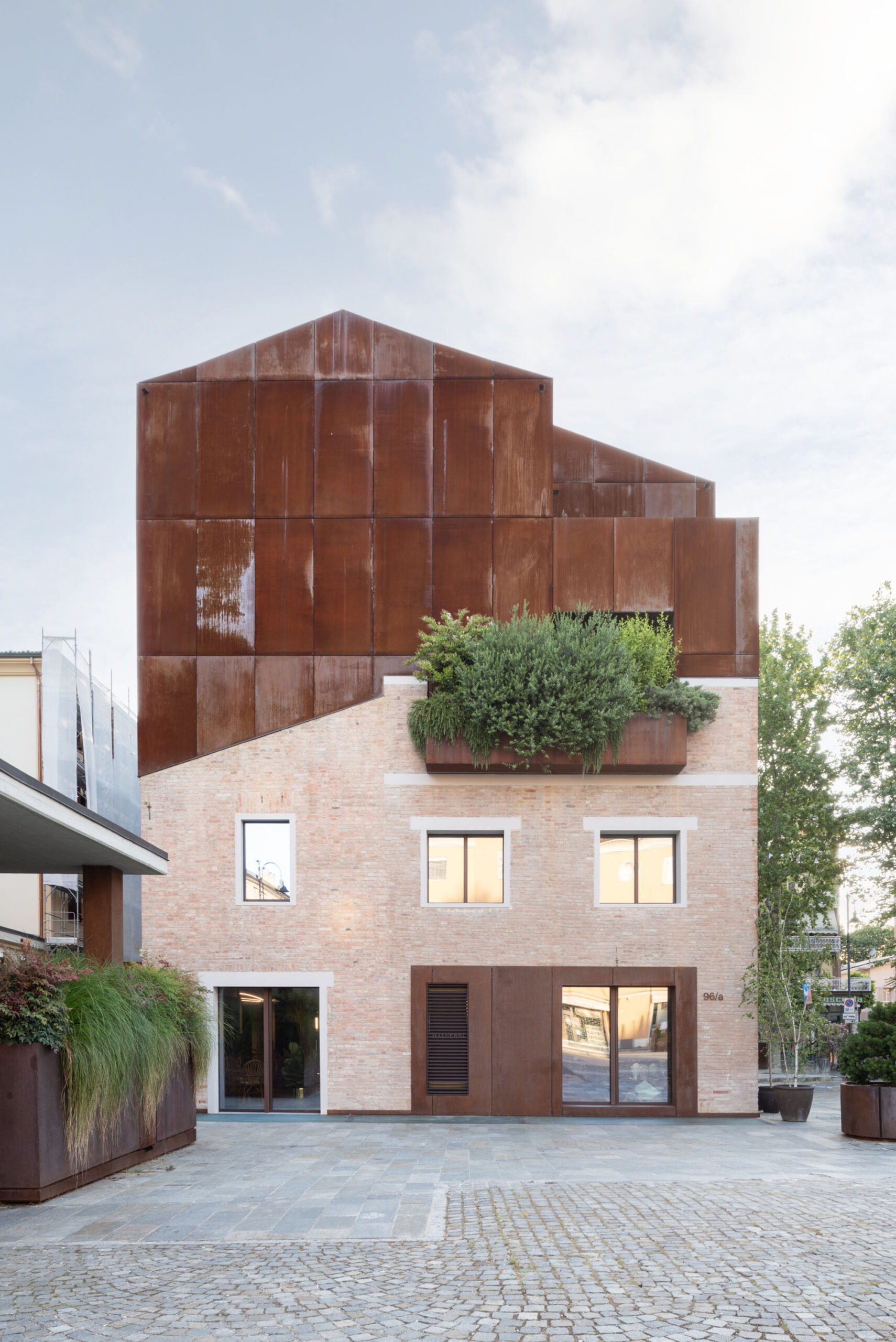 〈EVコンセプトストア（EV Concept Store）〉AMBIENTEVARIO