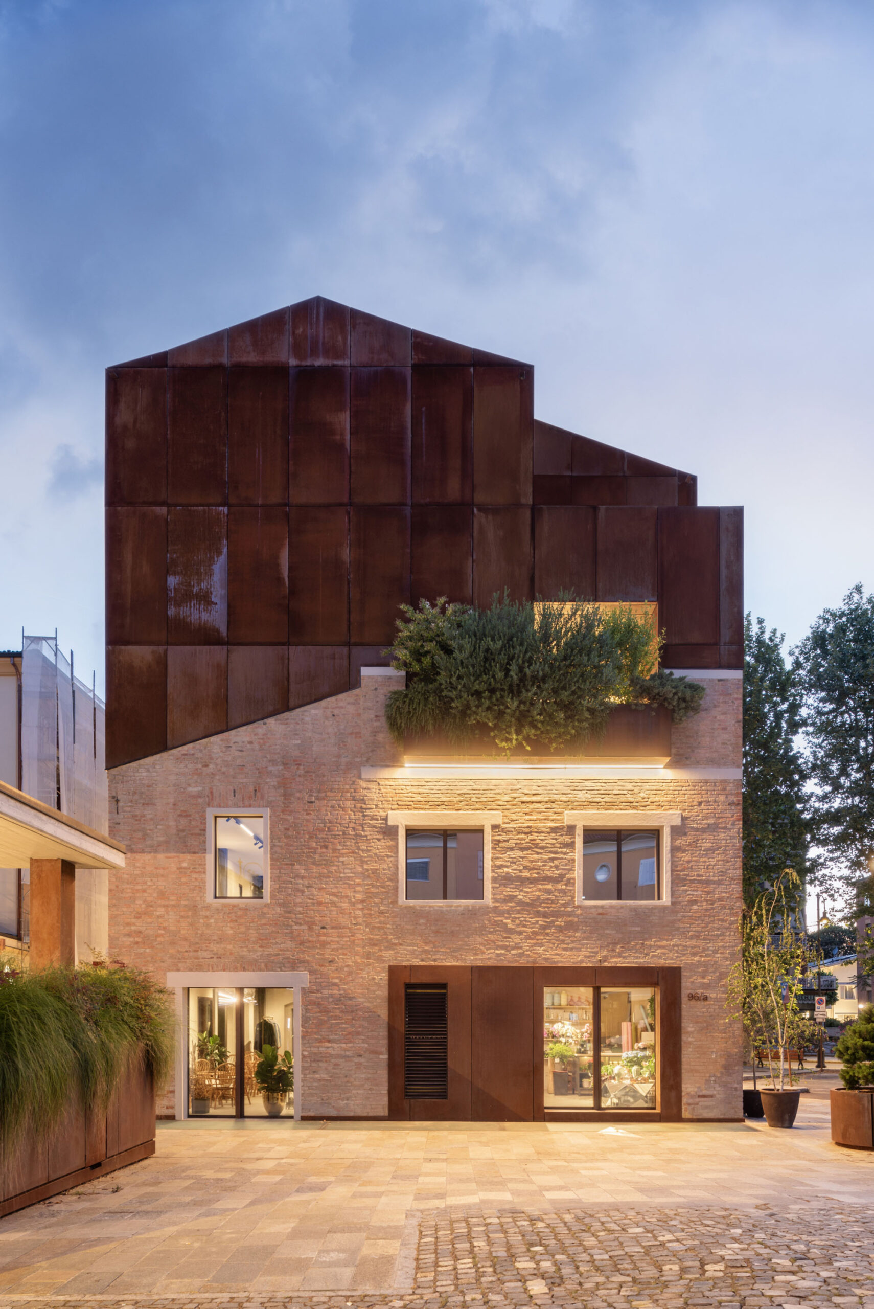 〈EVコンセプトストア（EV Concept Store）〉AMBIENTEVARIO