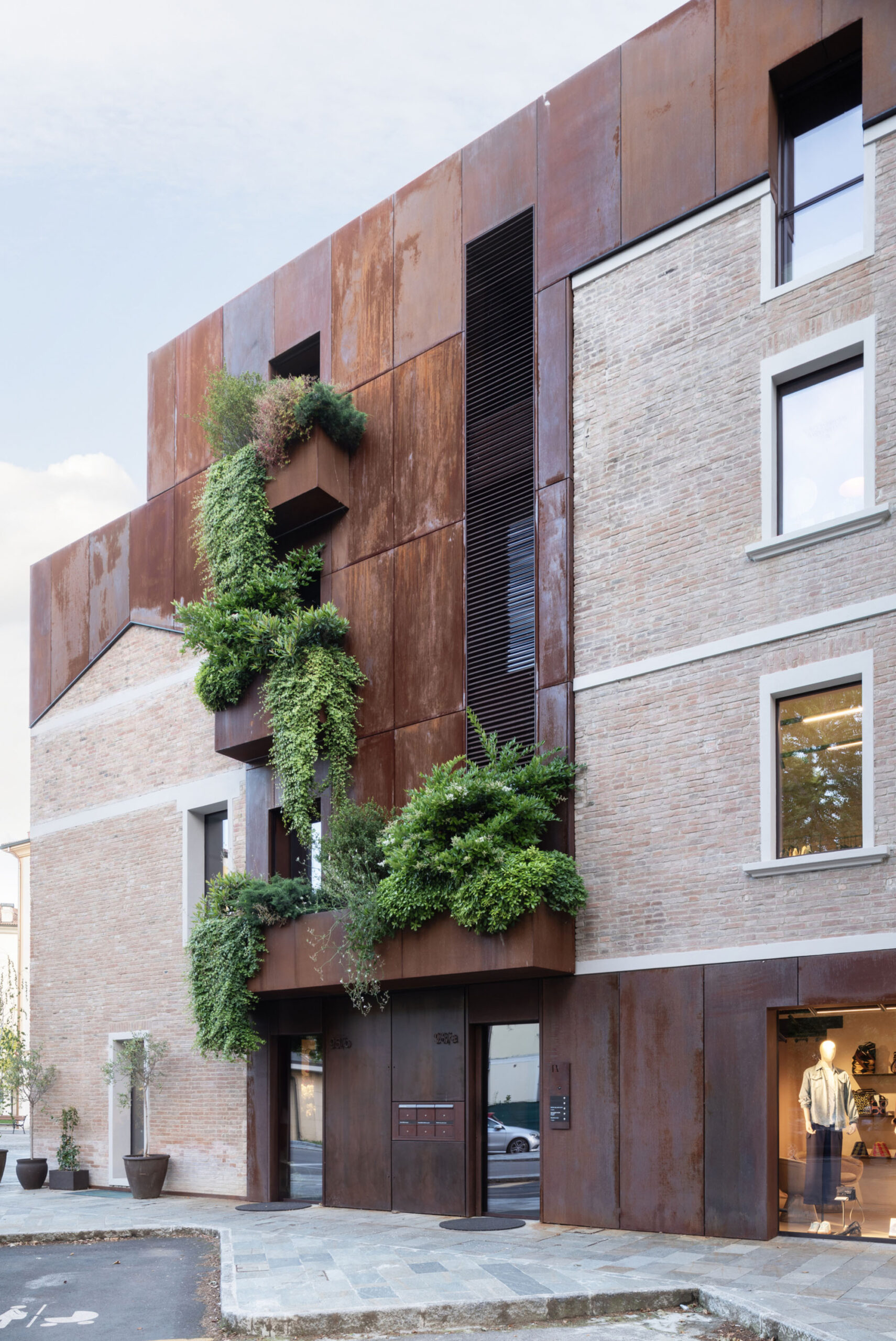 〈EVコンセプトストア（EV Concept Store）〉AMBIENTEVARIO