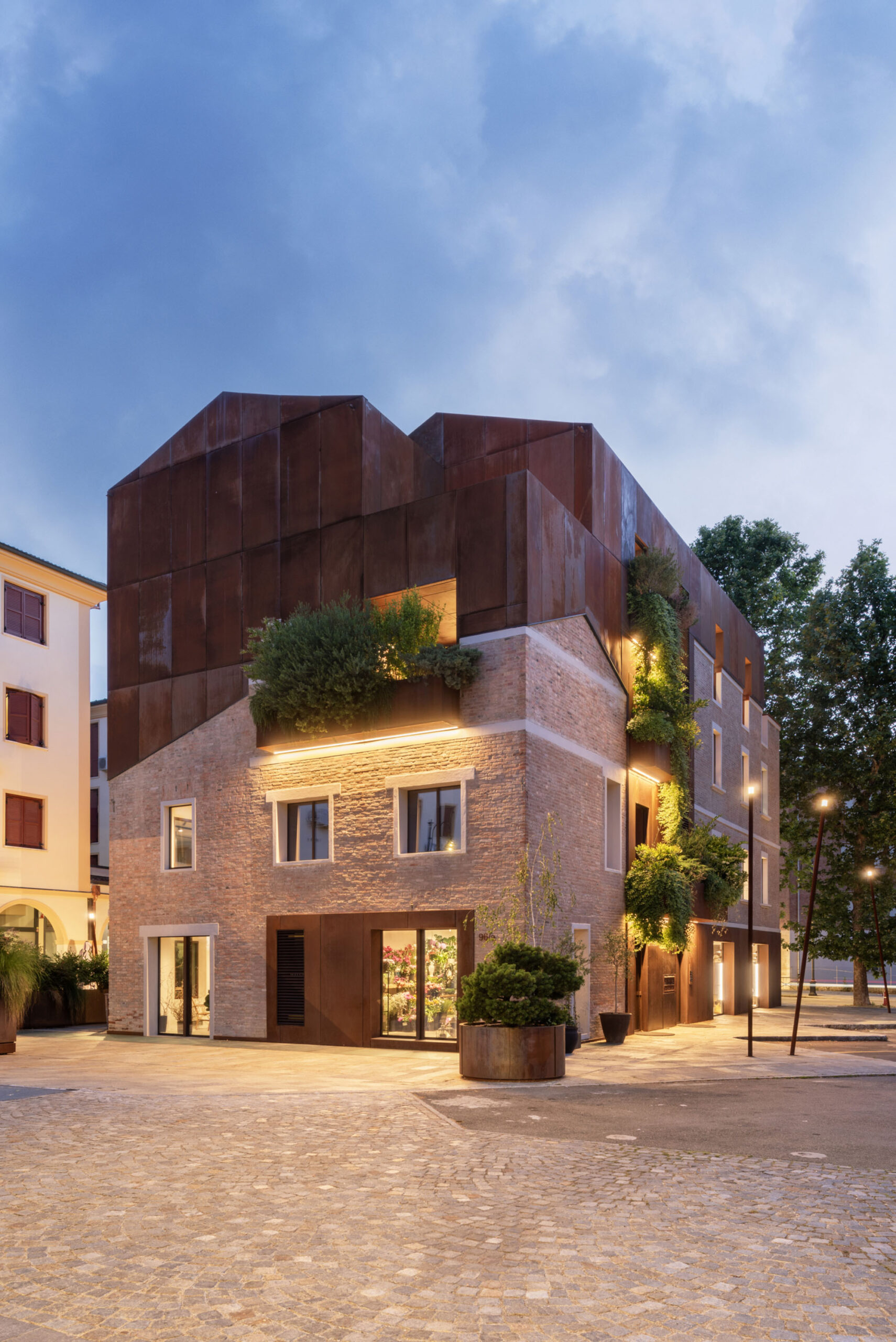 〈EVコンセプトストア（EV Concept Store）〉AMBIENTEVARIO