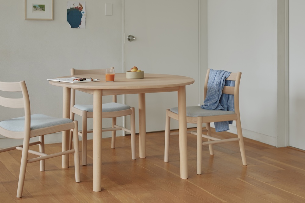 「歩行」から「食」の風景へ　武内経至とカリモク家具が描く、国産クリ材の「CANTINETTA」