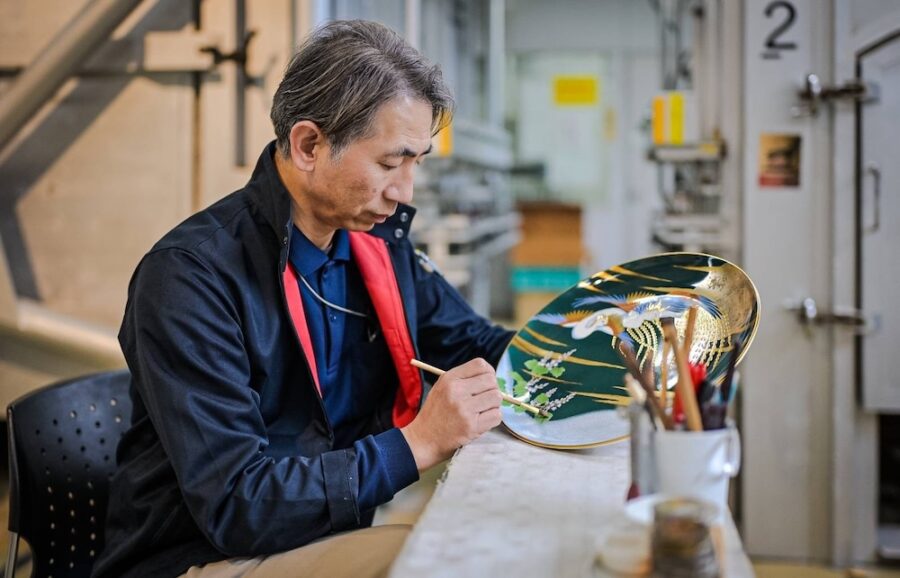 ボーンチャイナが拓く「共創の舞台」　ノリタケがミラノで提示する、伝統技能と現代デザインの融合