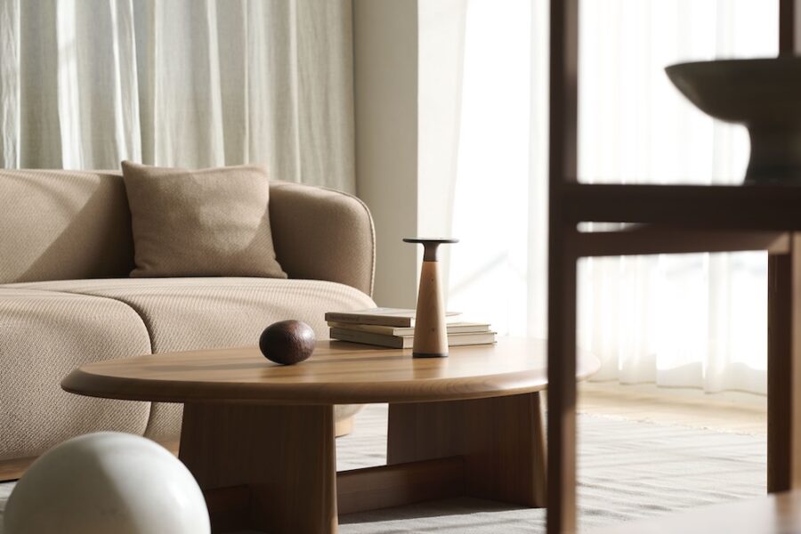 素材の探究と境界を超える光　アンビエンテックがミラノで提示する、ポータブル照明の新たな可能性