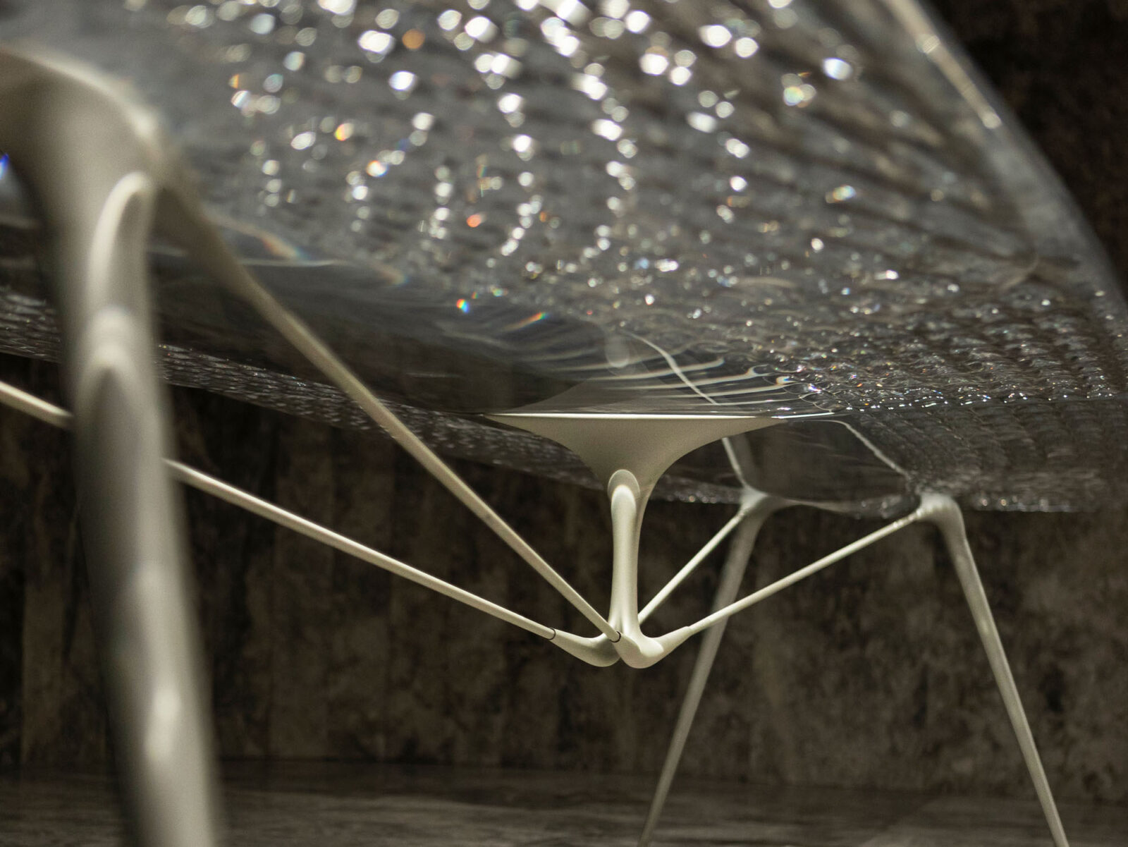 ザハ・ハディド・アーキテクツがミラノサローネ2026で発表した、直感と計算が融合した家具コレクション「Aerisコレクション」