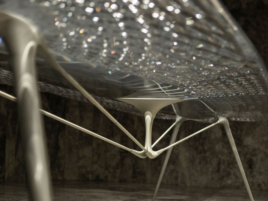 ザハ・ハディド・アーキテクツがミラノサローネ2026で発表した、直感と計算が融合した家具コレクション「Aerisコレクション」