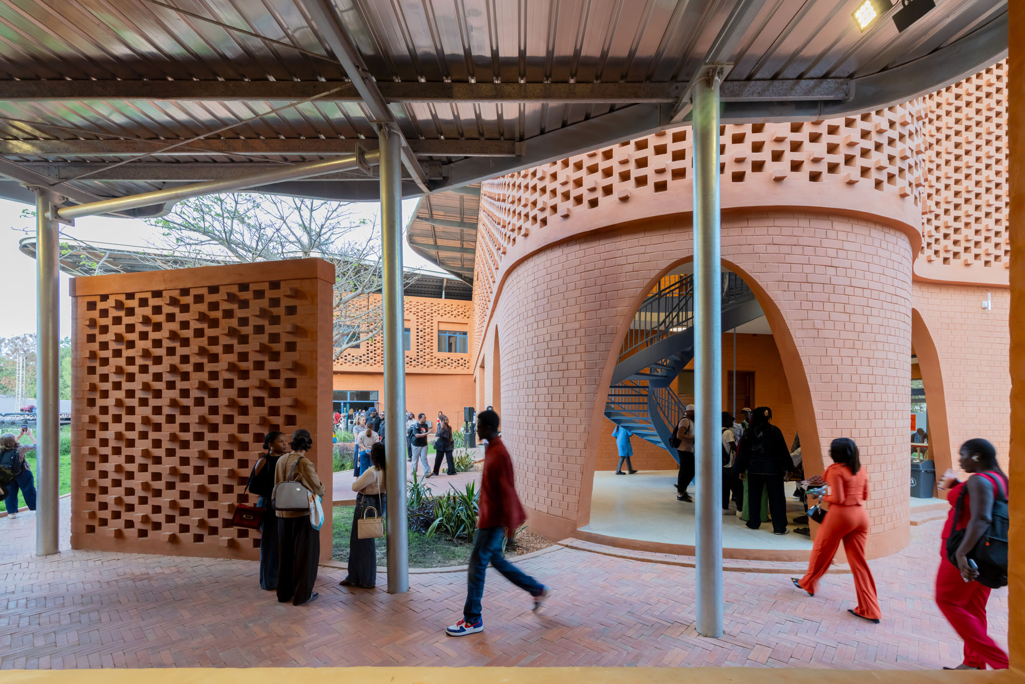 〈ゲーテ・インスティトゥート・ダカール（Goethe-Institut Dakar）〉フランシス・ケレ（Francis Kéré）ケレ・アーキテクチャ（Kéré Architecture）