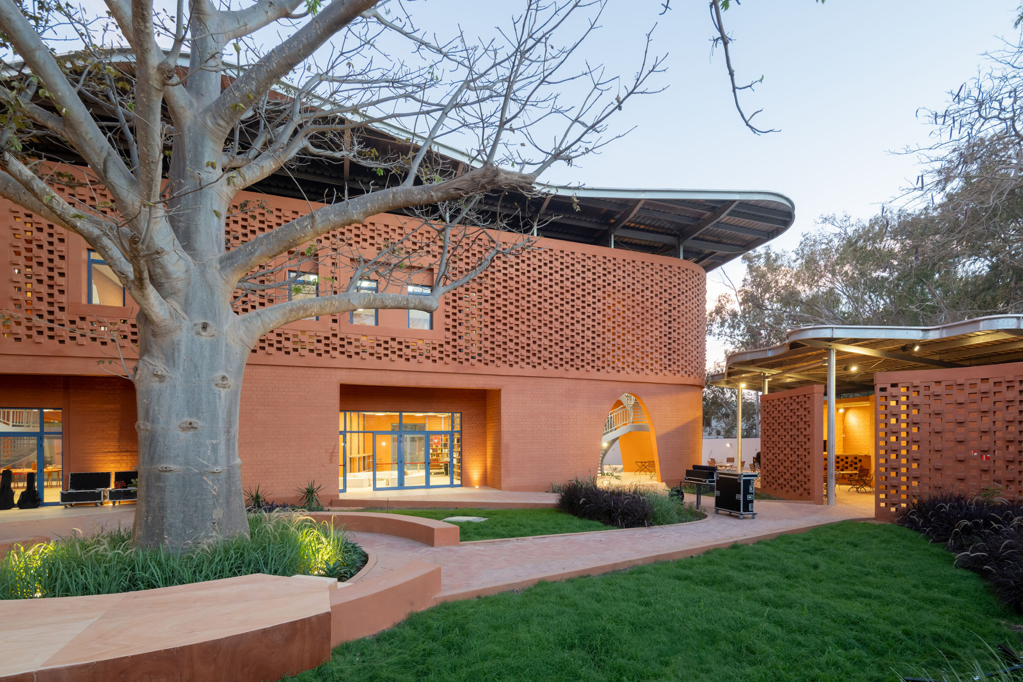 〈ゲーテ・インスティトゥート・ダカール（Goethe-Institut Dakar）〉フランシス・ケレ（Francis Kéré）ケレ・アーキテクチャ（Kéré Architecture）