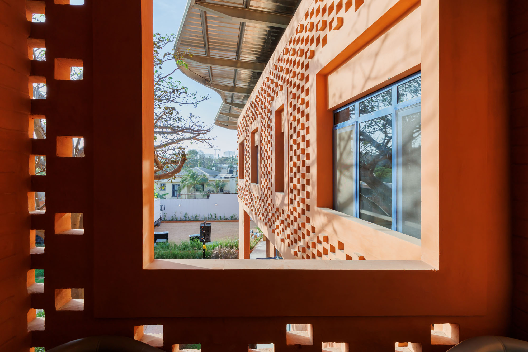 〈ゲーテ・インスティトゥート・ダカール（Goethe-Institut Dakar）〉フランシス・ケレ（Francis Kéré）ケレ・アーキテクチャ（Kéré Architecture）