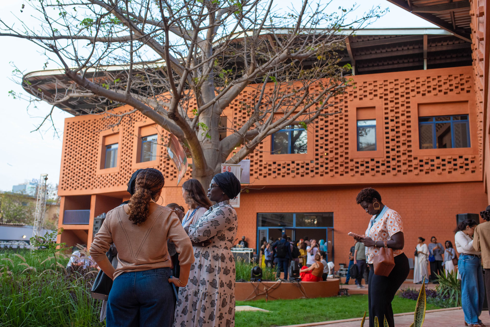 〈ゲーテ・インスティトゥート・ダカール（Goethe-Institut Dakar）〉フランシス・ケレ（Francis Kéré）ケレ・アーキテクチャ（Kéré Architecture）