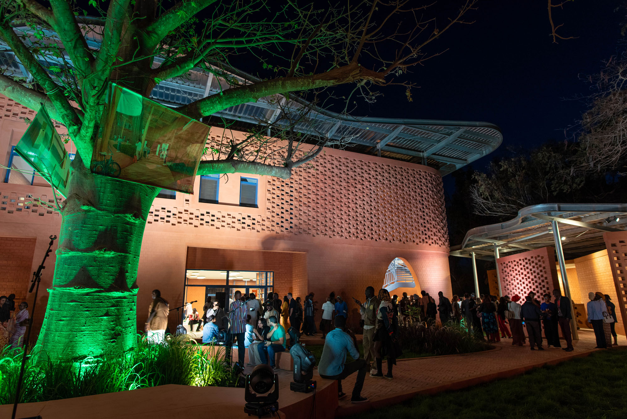 〈ゲーテ・インスティトゥート・ダカール（Goethe-Institut Dakar）〉フランシス・ケレ（Francis Kéré）ケレ・アーキテクチャ（Kéré Architecture）