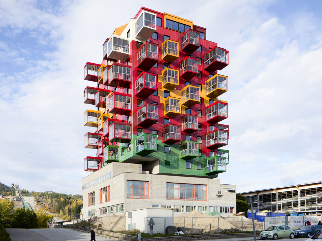 旧裁判所の上に生み出す、アートと融合する高層マンション〈Tower on the Ting〉Wingårdhs、スウェーデン