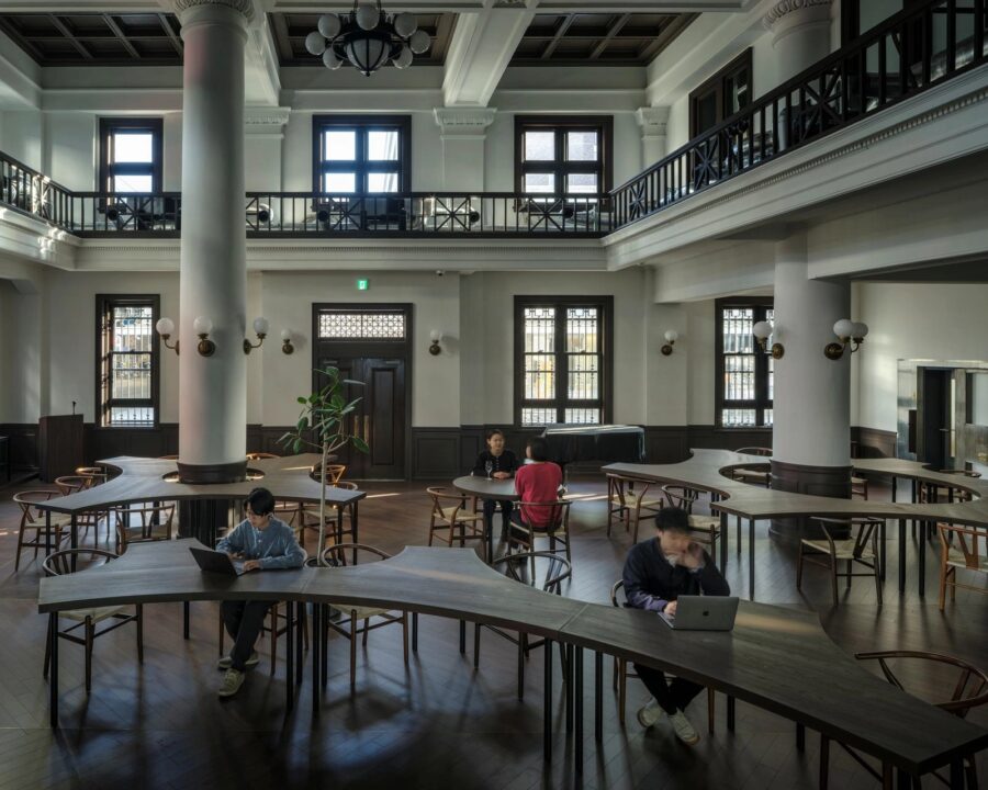 輪郭のテーブル / INTERMEDIA