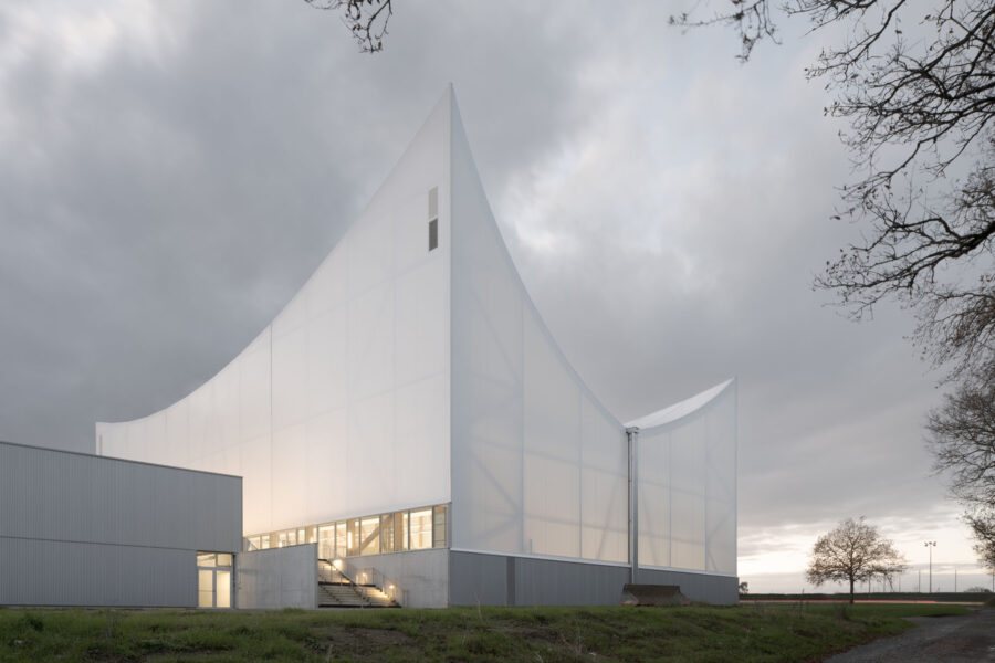都市をつなぐ真っ白な膜屋根建築〈マリー＝ジョゼ・ペレック＆ジョセフィン・ベイカー スポーツ・文化センター〉Onze04 アーキテクツ、フランス