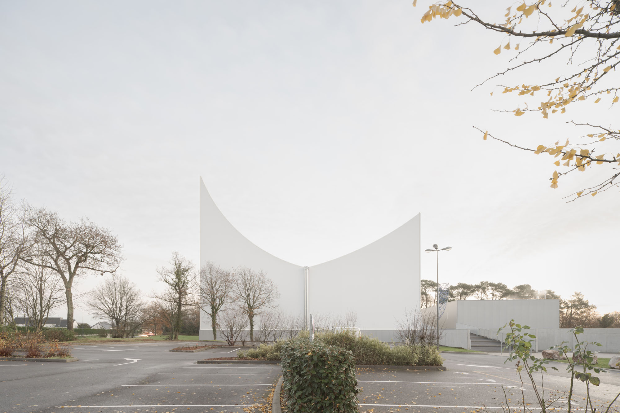 〈マリー＝ジョゼ・ペレック＆ジョセフィン・ベイカー スポーツ・文化センター（Sports and Culture Center Marie-Jose Perec and Josephine Baker）〉Onze04 アーキテクツ（Onze04 Architectes）