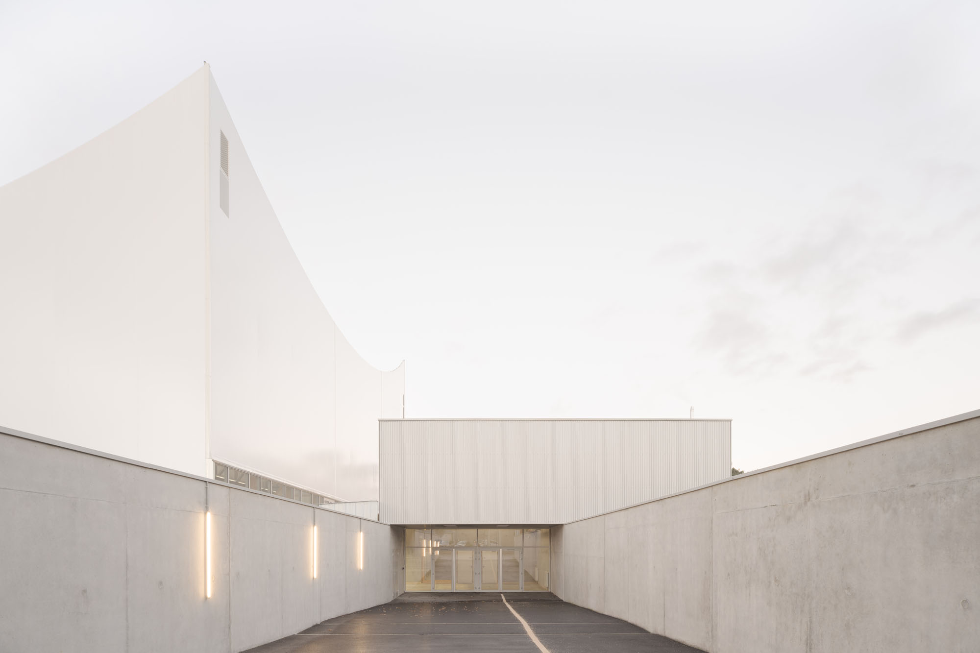 〈マリー＝ジョゼ・ペレック＆ジョセフィン・ベイカー スポーツ・文化センター（Sports and Culture Center Marie-Jose Perec and Josephine Baker）〉Onze04 アーキテクツ（Onze04 Architectes）