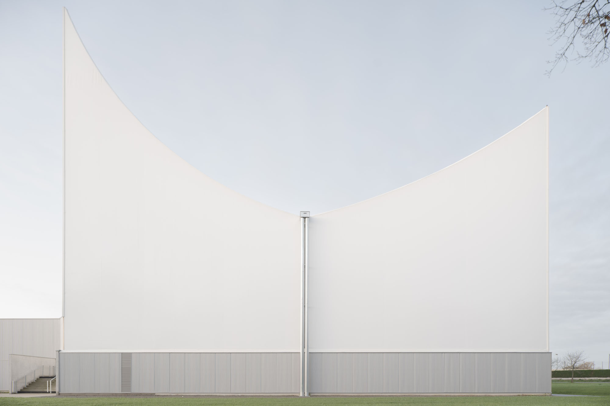 〈マリー＝ジョゼ・ペレック＆ジョセフィン・ベイカー スポーツ・文化センター（Sports and Culture Center Marie-Jose Perec and Josephine Baker）〉Onze04 アーキテクツ（Onze04 Architectes）