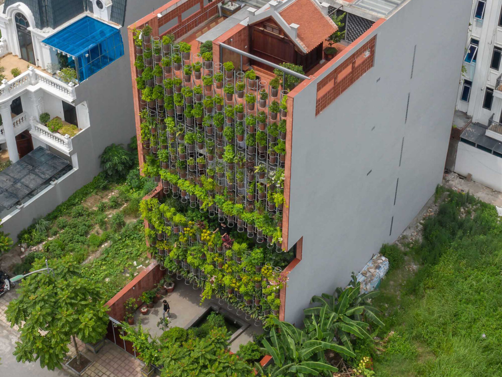 プランターが覆うベトナム都市部の住宅〈フライング・ベジテーション〉H&Pアーキテクツ