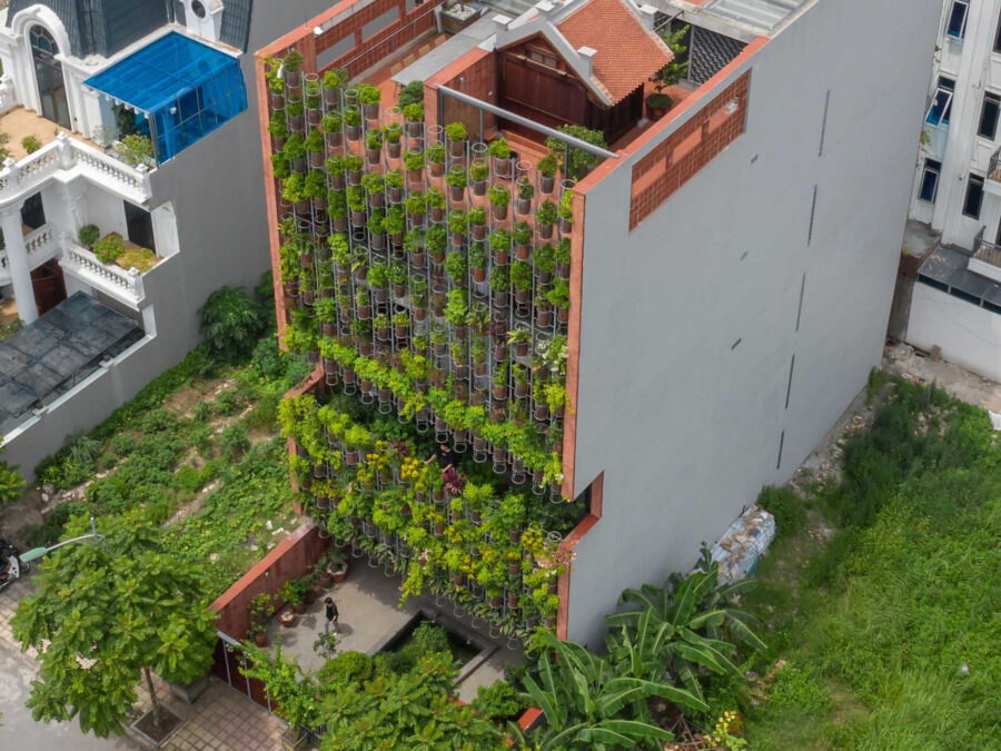 プランターが覆うベトナム都市部の住宅〈フライング・ベジテーション〉H&Pアーキテクツ